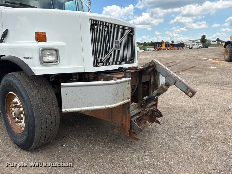 image for item DO5282 2000 Volvo WG dump truck