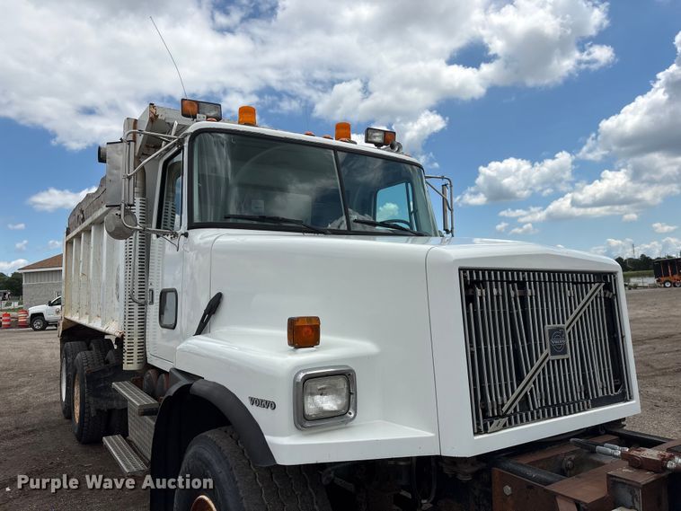 image for item DO5282 2000 Volvo WG dump truck