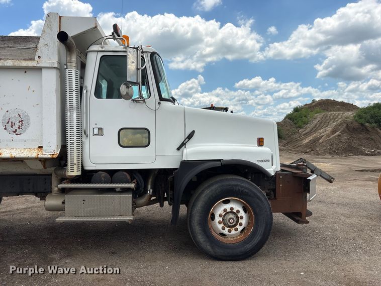 image for item DO5282 2000 Volvo WG dump truck