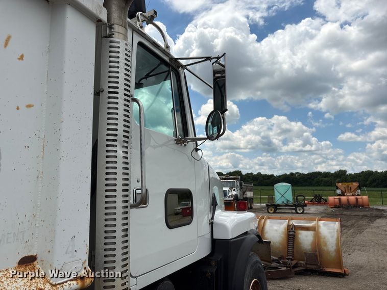 image for item DO5282 2000 Volvo WG dump truck