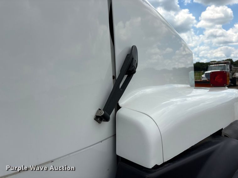 image for item DO5282 2000 Volvo WG dump truck