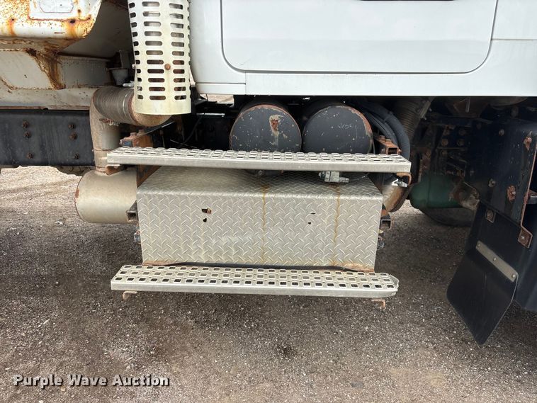 image for item DO5282 2000 Volvo WG dump truck
