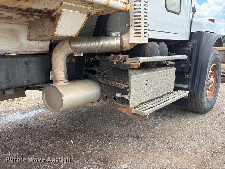 image for item DO5282 2000 Volvo WG dump truck