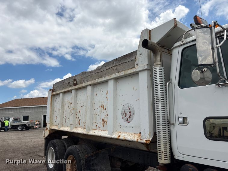image for item DO5282 2000 Volvo WG dump truck