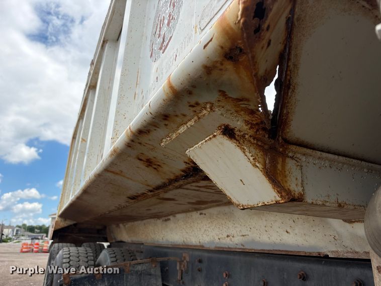 image for item DO5282 2000 Volvo WG dump truck