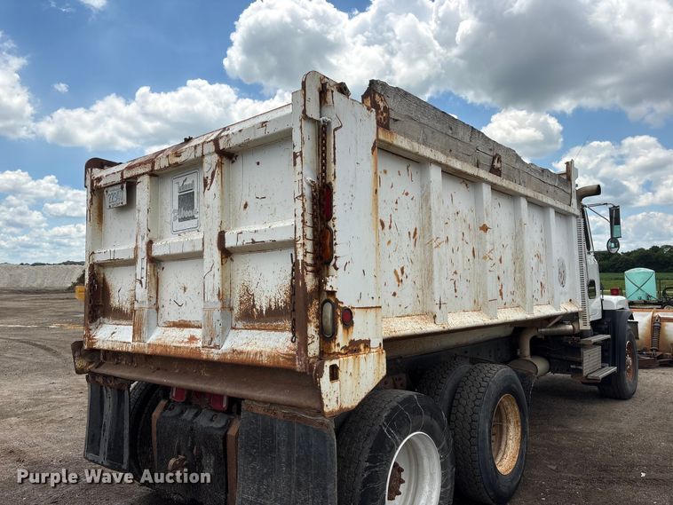 image for item DO5282 2000 Volvo WG dump truck