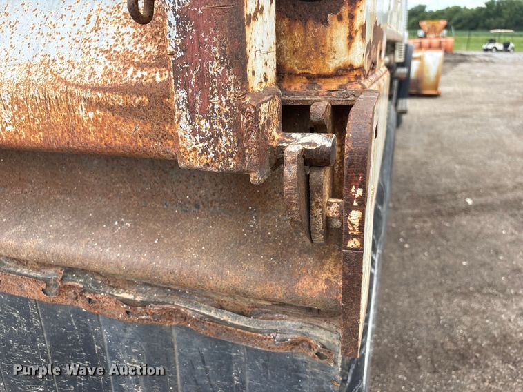 image for item DO5282 2000 Volvo WG dump truck