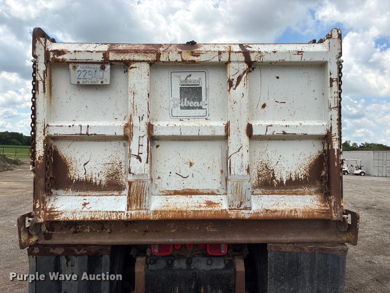 image for item DO5282 2000 Volvo WG dump truck