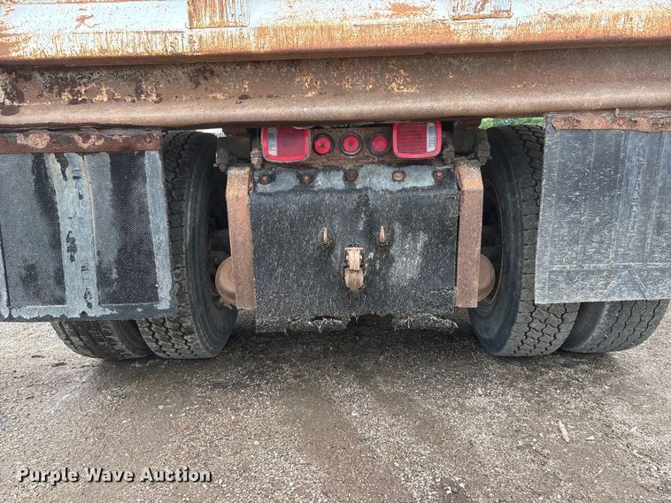 image for item DO5282 2000 Volvo WG dump truck