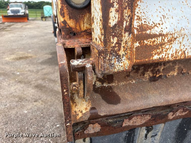 image for item DO5282 2000 Volvo WG dump truck