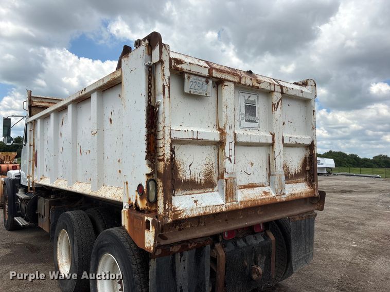 image for item DO5282 2000 Volvo WG dump truck