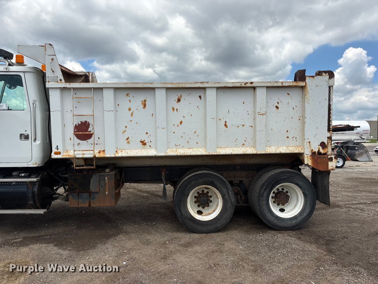 image for item DO5282 2000 Volvo WG dump truck