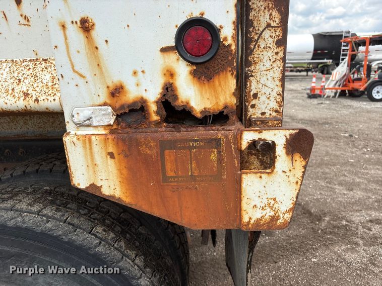 image for item DO5282 2000 Volvo WG dump truck