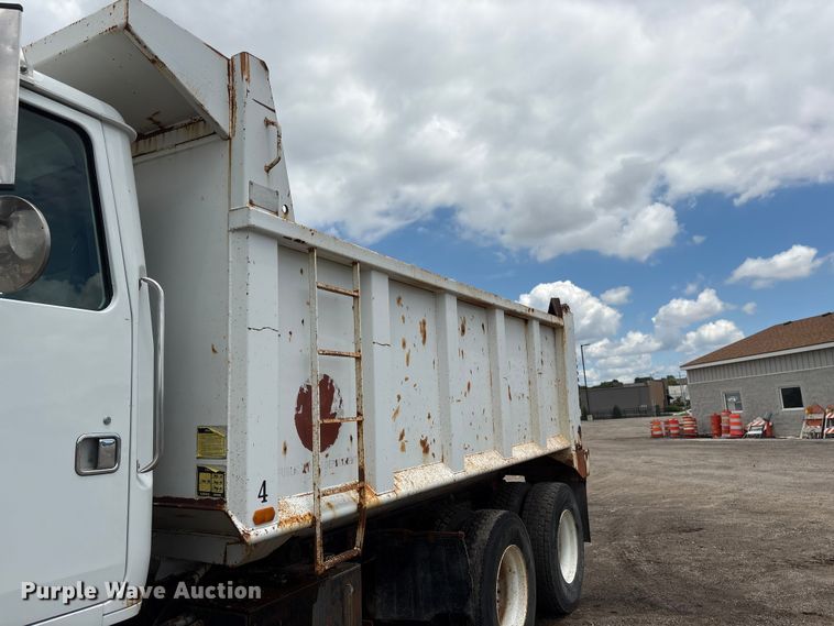 image for item DO5282 2000 Volvo WG dump truck