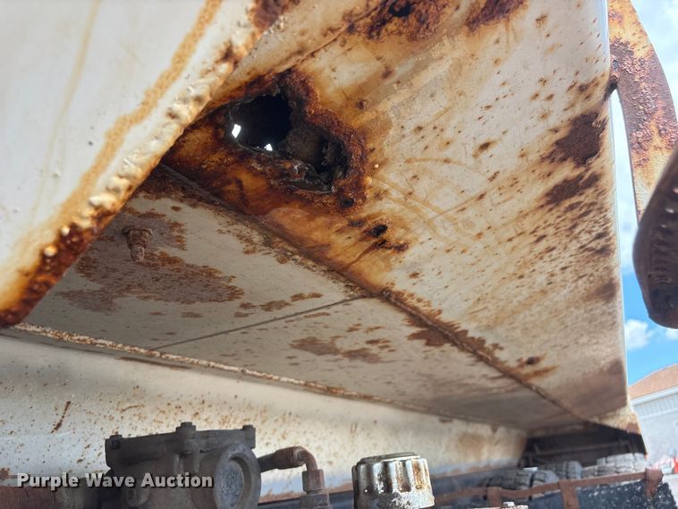 image for item DO5282 2000 Volvo WG dump truck