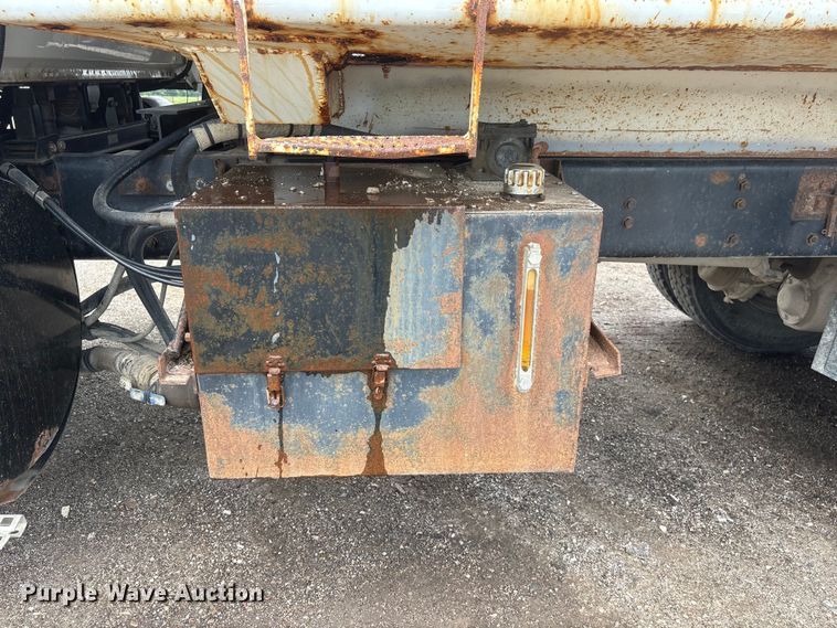 image for item DO5282 2000 Volvo WG dump truck
