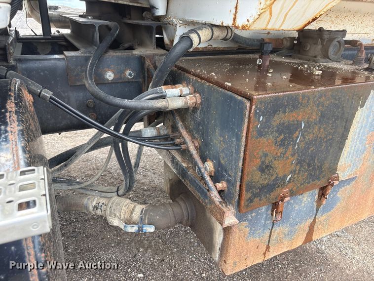 image for item DO5282 2000 Volvo WG dump truck