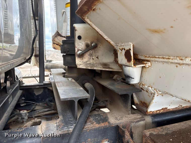 image for item DO5282 2000 Volvo WG dump truck