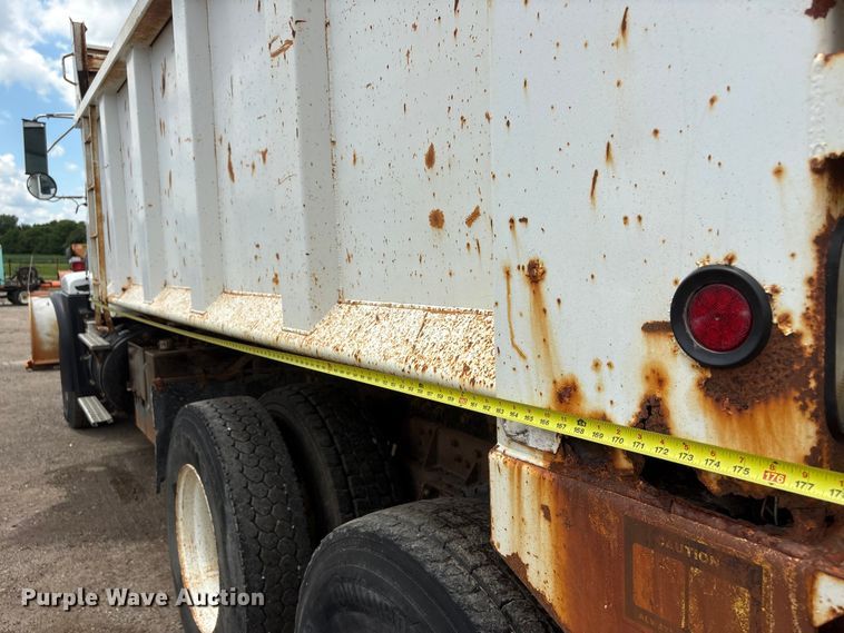 image for item DO5282 2000 Volvo WG dump truck