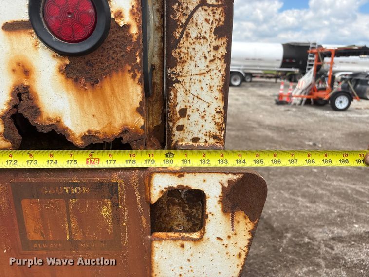 image for item DO5282 2000 Volvo WG dump truck