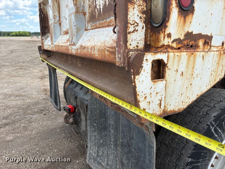 image for item DO5282 2000 Volvo WG dump truck