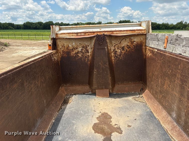 image for item DO5282 2000 Volvo WG dump truck