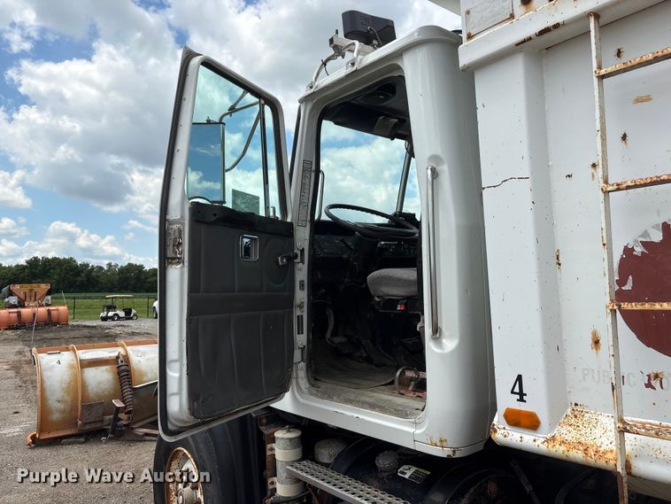 image for item DO5282 2000 Volvo WG dump truck