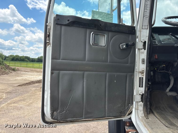 image for item DO5282 2000 Volvo WG dump truck