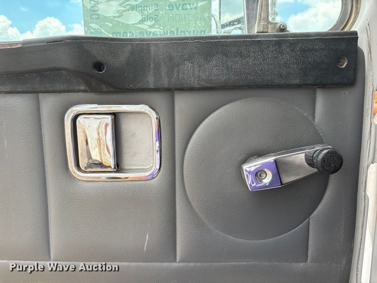 image for item DO5282 2000 Volvo WG dump truck