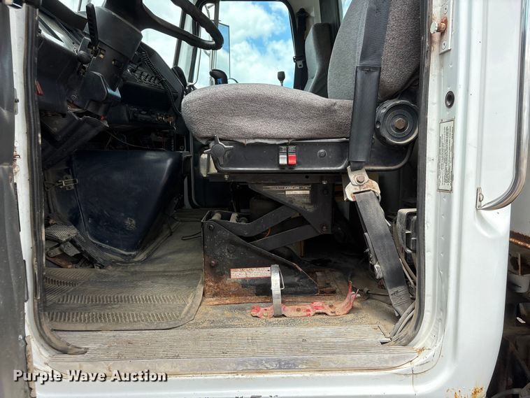 image for item DO5282 2000 Volvo WG dump truck