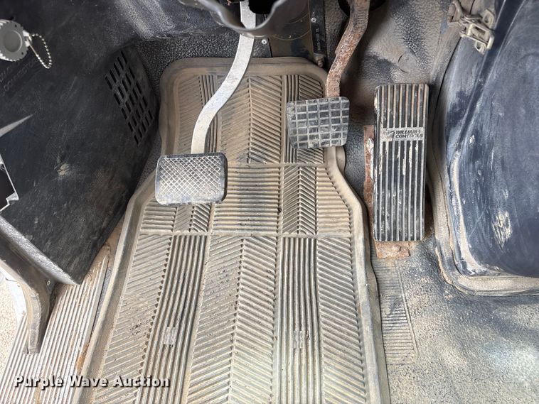 image for item DO5282 2000 Volvo WG dump truck