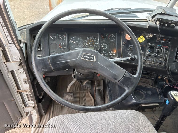 image for item DO5282 2000 Volvo WG dump truck