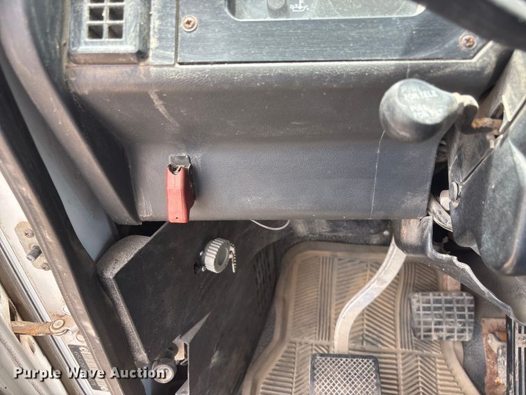 image for item DO5282 2000 Volvo WG dump truck