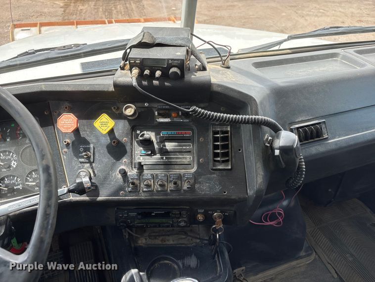 image for item DO5282 2000 Volvo WG dump truck