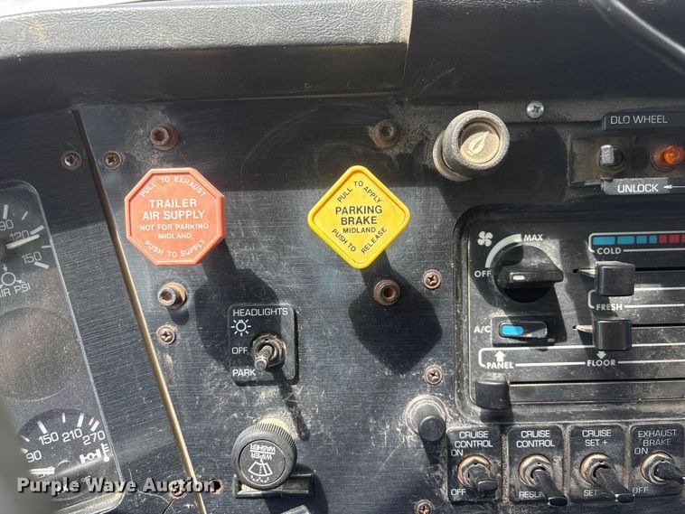image for item DO5282 2000 Volvo WG dump truck