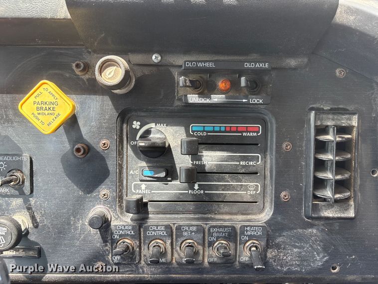 image for item DO5282 2000 Volvo WG dump truck