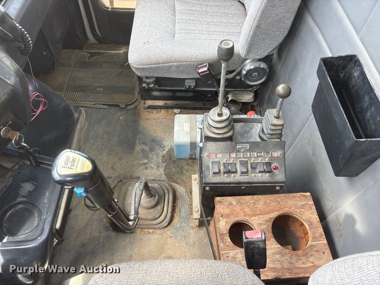 image for item DO5282 2000 Volvo WG dump truck