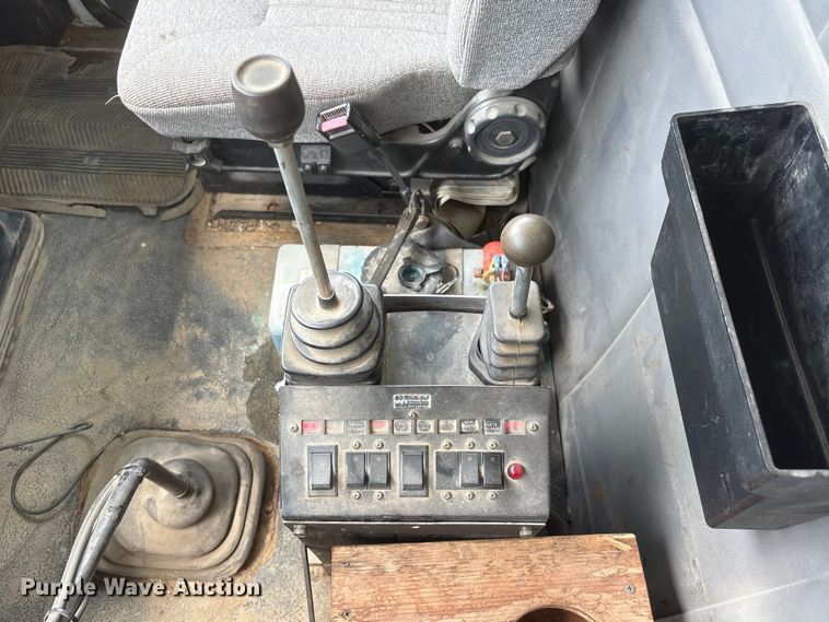 image for item DO5282 2000 Volvo WG dump truck