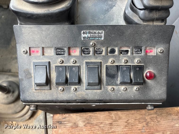 image for item DO5282 2000 Volvo WG dump truck