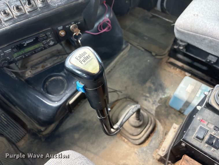 image for item DO5282 2000 Volvo WG dump truck
