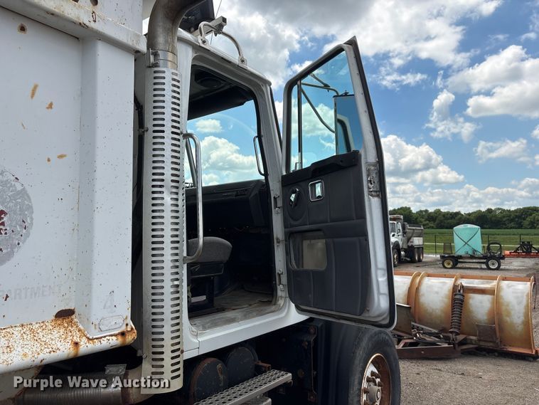 image for item DO5282 2000 Volvo WG dump truck