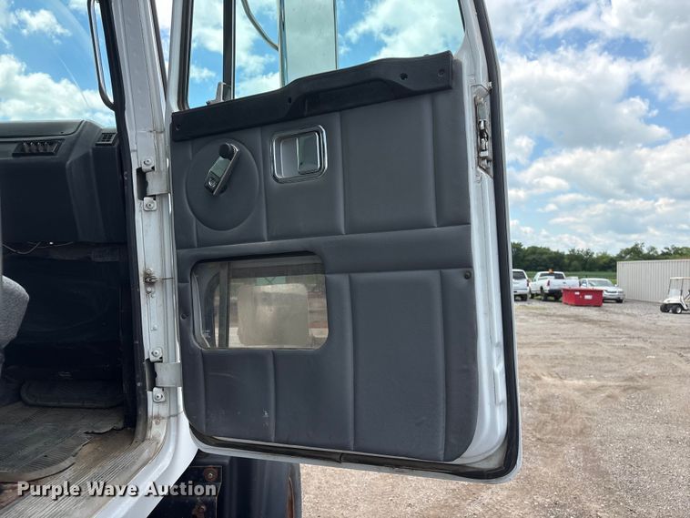 image for item DO5282 2000 Volvo WG dump truck