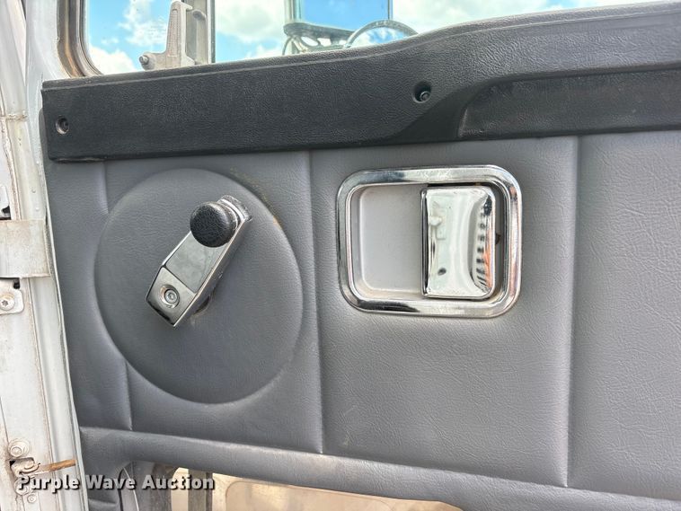 image for item DO5282 2000 Volvo WG dump truck