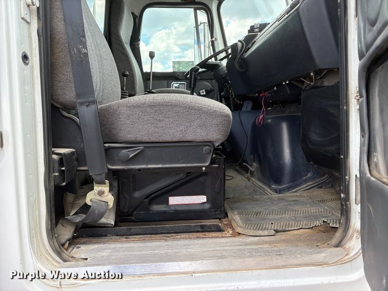 image for item DO5282 2000 Volvo WG dump truck