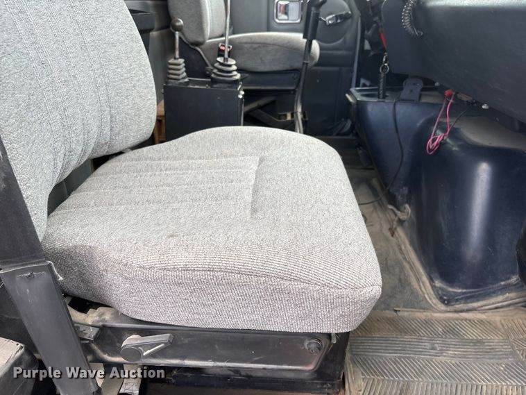 image for item DO5282 2000 Volvo WG dump truck