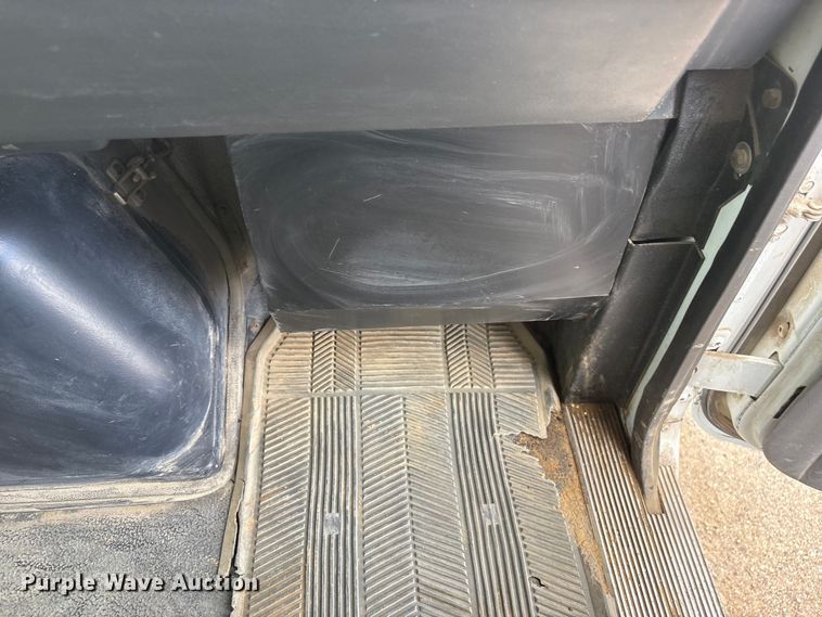 image for item DO5282 2000 Volvo WG dump truck