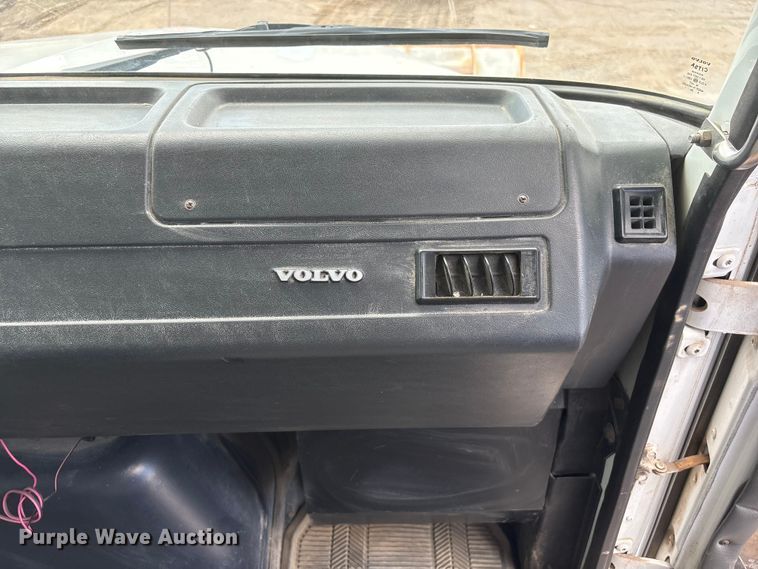 image for item DO5282 2000 Volvo WG dump truck