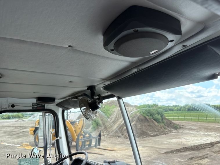 image for item DO5282 2000 Volvo WG dump truck