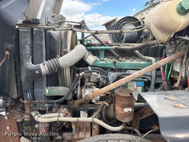 image for item DO5282 2000 Volvo WG dump truck