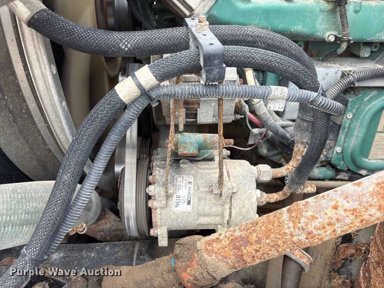 image for item DO5282 2000 Volvo WG dump truck